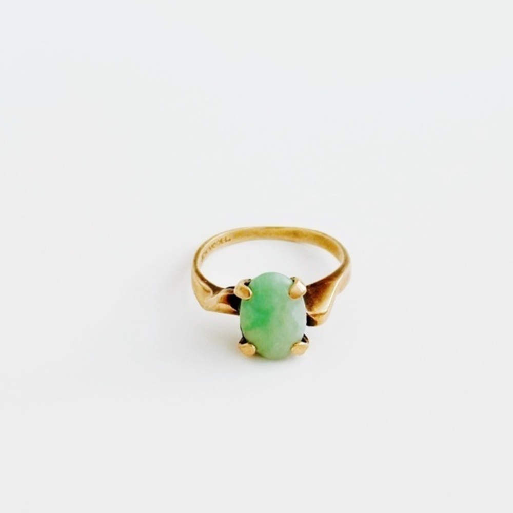 Beautiful Vintage Oval Cabochon Jadeite Cocktail Ring​